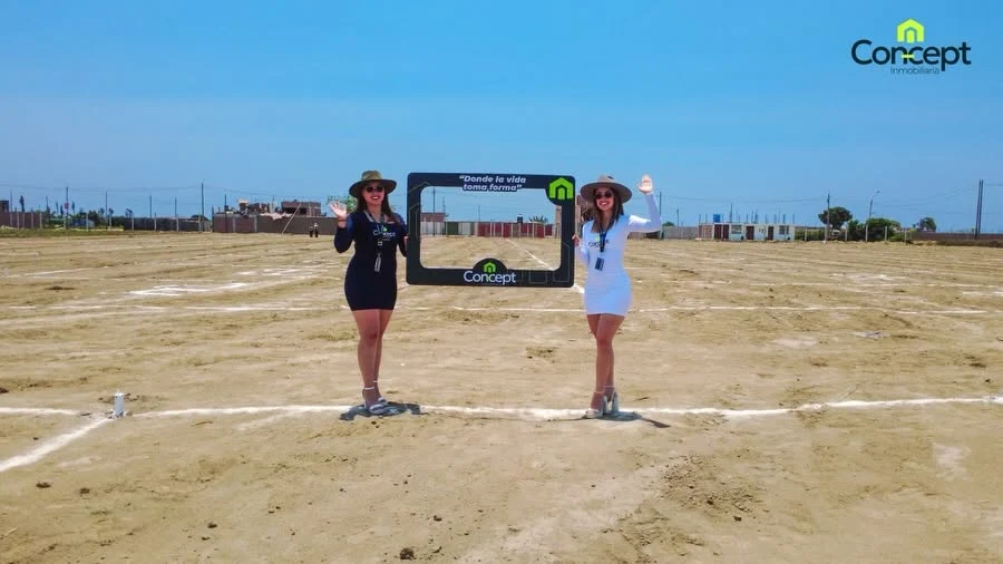 Equipo de Concept presentando un proyecto durante un recorrido en campo